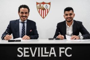 'Tecatito' Corona firma con el Sevilla hasta 2025